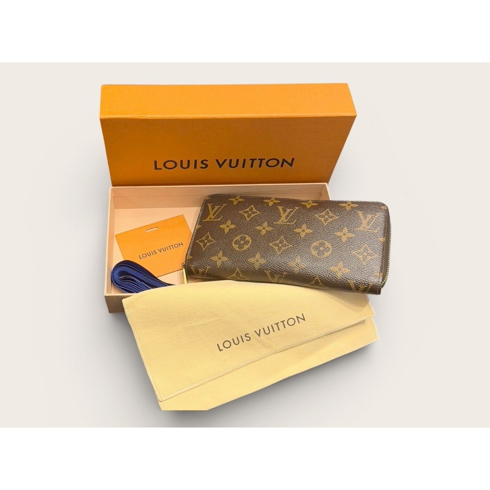 Louis Vuitton Zippy Wallet Monogram Canvas Authentic with Box And Dustbag